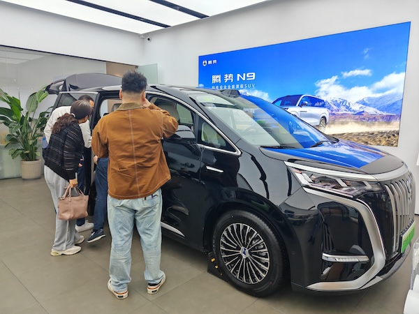 上海浦东腾势门店，摄影：肖逸思
