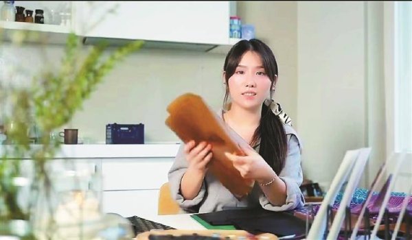 淘配网配资 用果皮咖啡渣“织”成时尚单品 90后姑娘“会魔法”，将农业废弃物变成宝